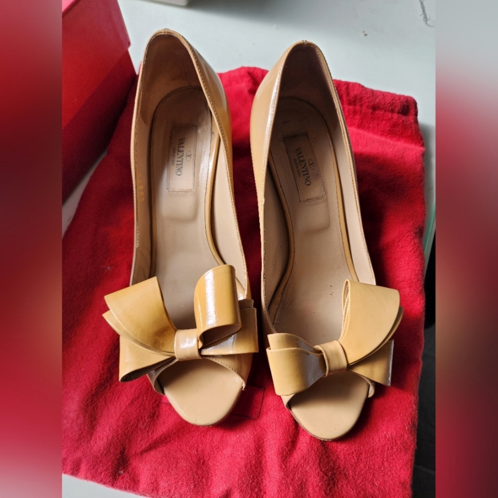 Neutral Valentino Garavani Patent Leather Bow Accents D'Orsay Pumps Size 37